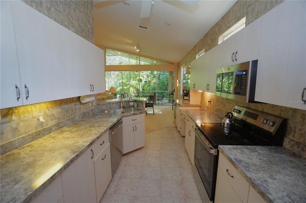 На продажу: $314,900 (2 спален, 2 ванн, 1753 Квадратных фут)