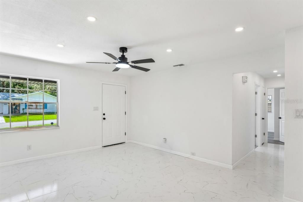 For Sale: $299,900 (3 beds, 2 baths, 1328 Square Feet)