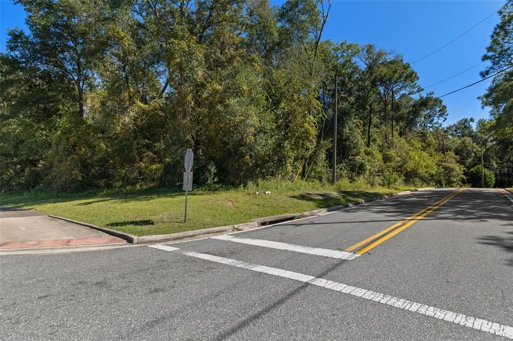 На продажу: $1,325,000 (1.42 acres)