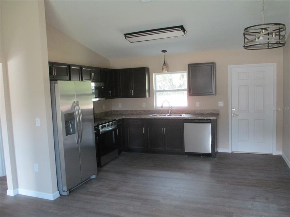 For Sale: $215,000 (3 beds, 2 baths, 1000 Square Feet)