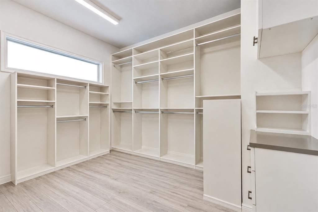 En Venta: $899,000 (3 camas, 2 baños, 2410 Pies cuadrados)
