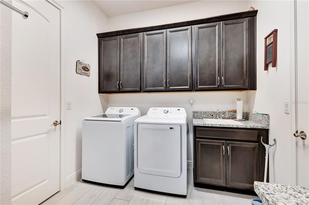 En Venta: $899,000 (3 camas, 2 baños, 2410 Pies cuadrados)