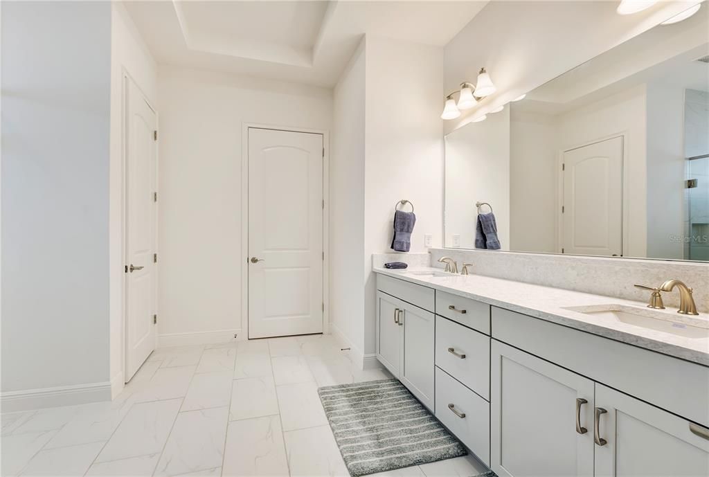 En Venta: $899,000 (3 camas, 2 baños, 2410 Pies cuadrados)