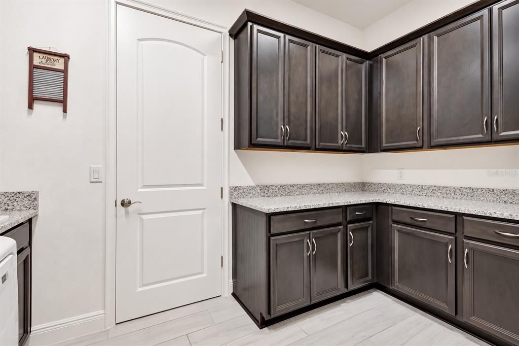 En Venta: $899,000 (3 camas, 2 baños, 2410 Pies cuadrados)