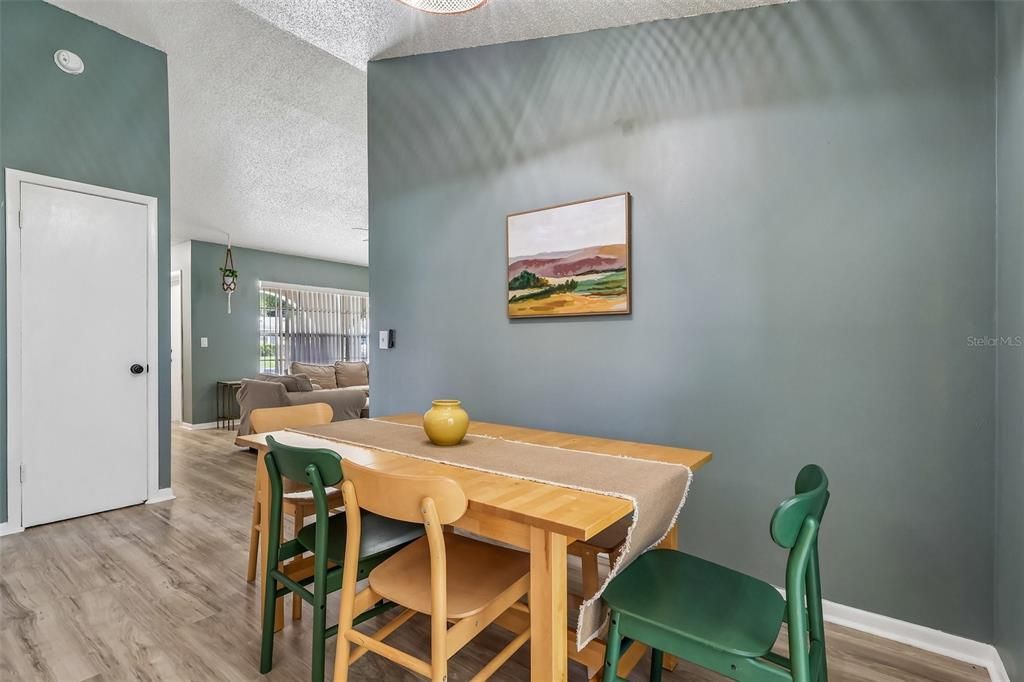 На продажу: $425,000 (4 спален, 2 ванн, 1461 Квадратных фут)