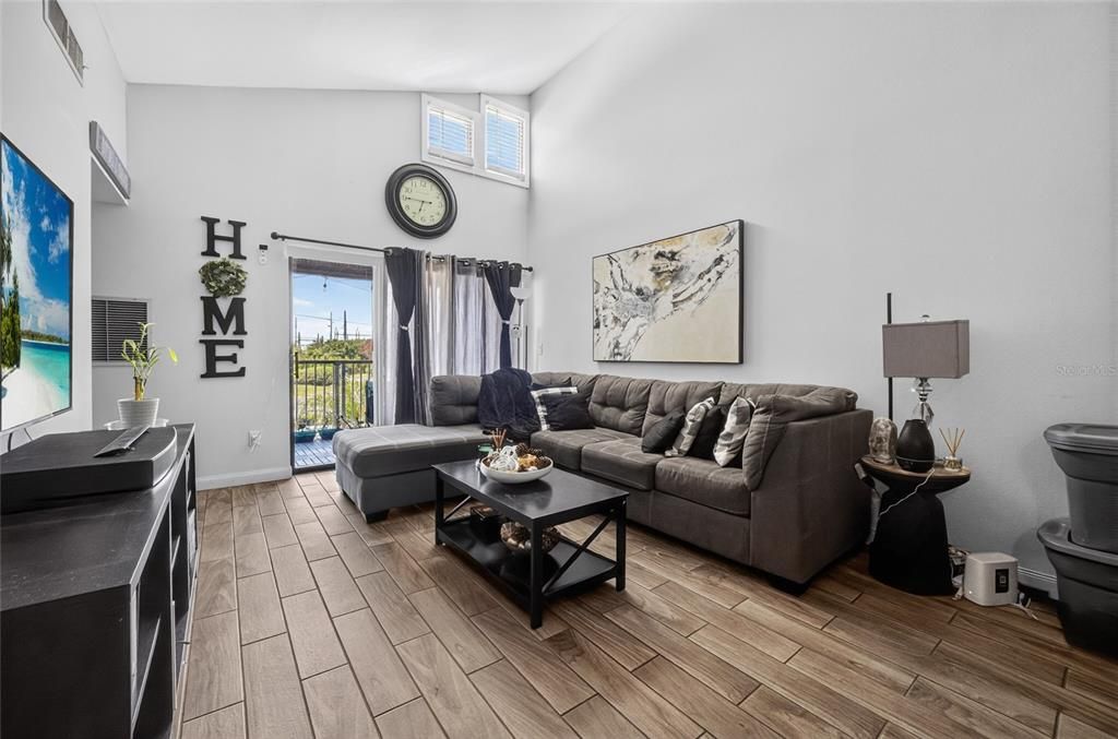 En Venta: $169,999 (2 camas, 2 baños, 820 Pies cuadrados)