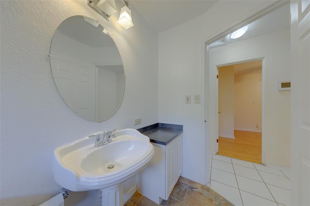 На продажу: $325,000 (2 спален, 1 ванн, 1114 Квадратных фут)