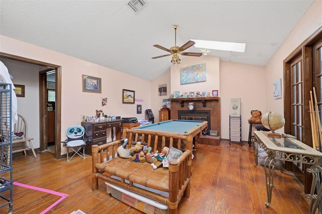 En Venta: $279,000 (3 camas, 2 baños, 1875 Pies cuadrados)
