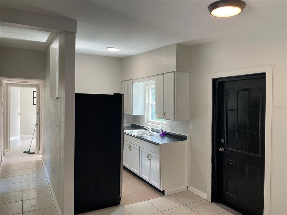 For Rent: $1,995 (3 beds, 1 baths, 1051 Square Feet)
