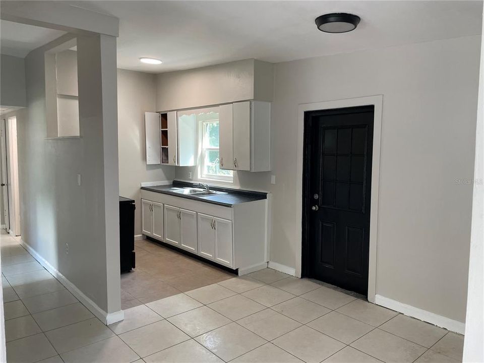 For Rent: $1,995 (3 beds, 1 baths, 1051 Square Feet)