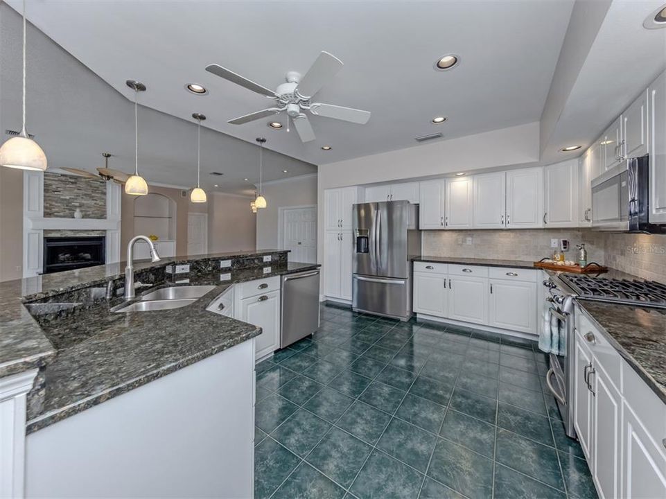 For Sale: $684,000 (3 beds, 3 baths, 2695 Square Feet)