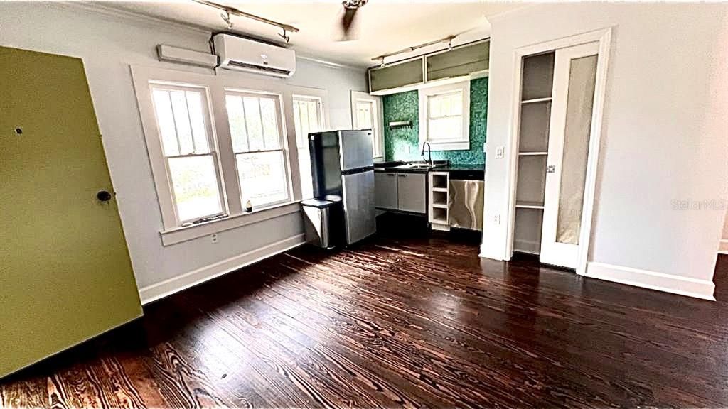 For Rent: $1,200 (1 beds, 1 baths, 408 Square Feet)