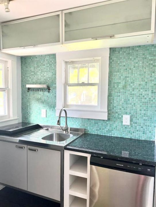 For Rent: $1,200 (1 beds, 1 baths, 408 Square Feet)