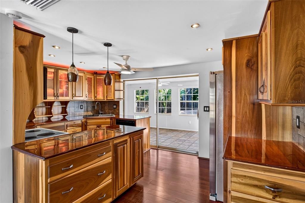 For Sale: $250,000 (2 beds, 2 baths, 1048 Square Feet)