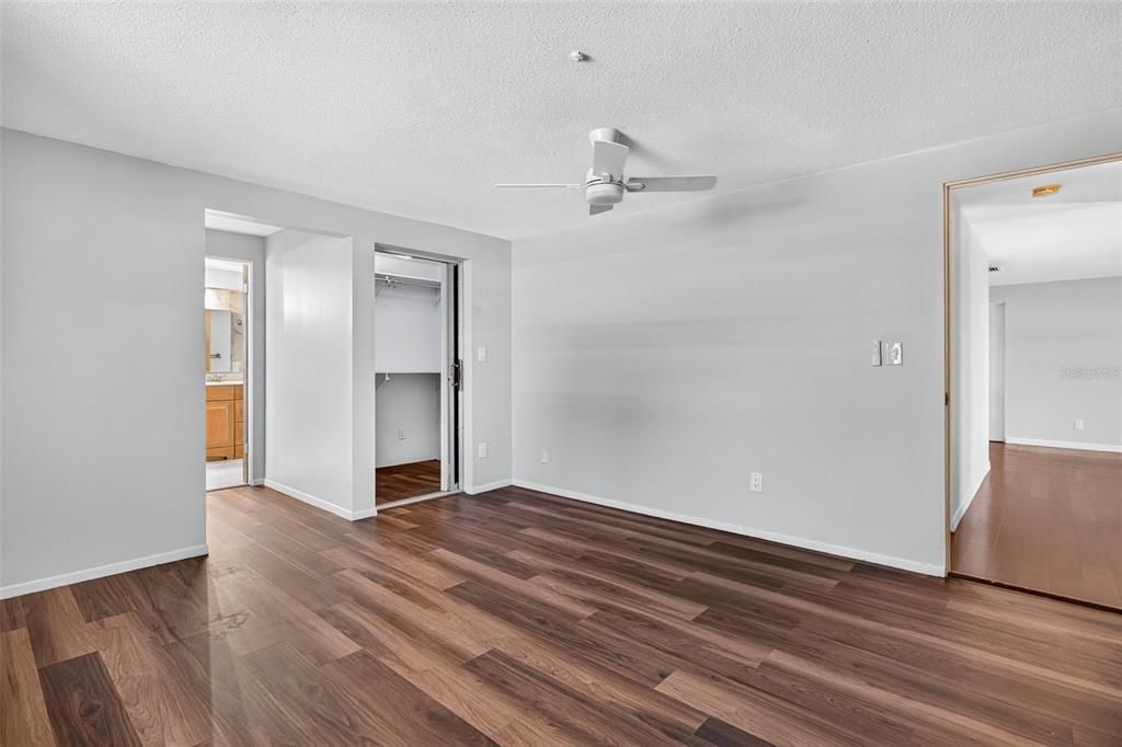 For Sale: $250,000 (2 beds, 2 baths, 1048 Square Feet)