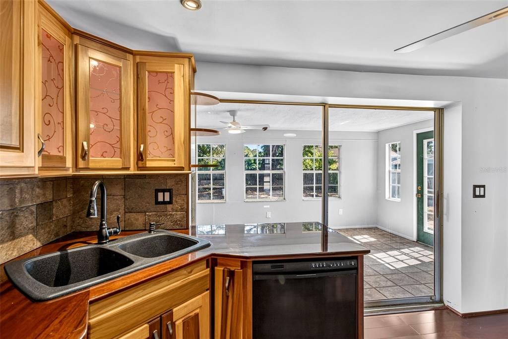 For Sale: $250,000 (2 beds, 2 baths, 1048 Square Feet)