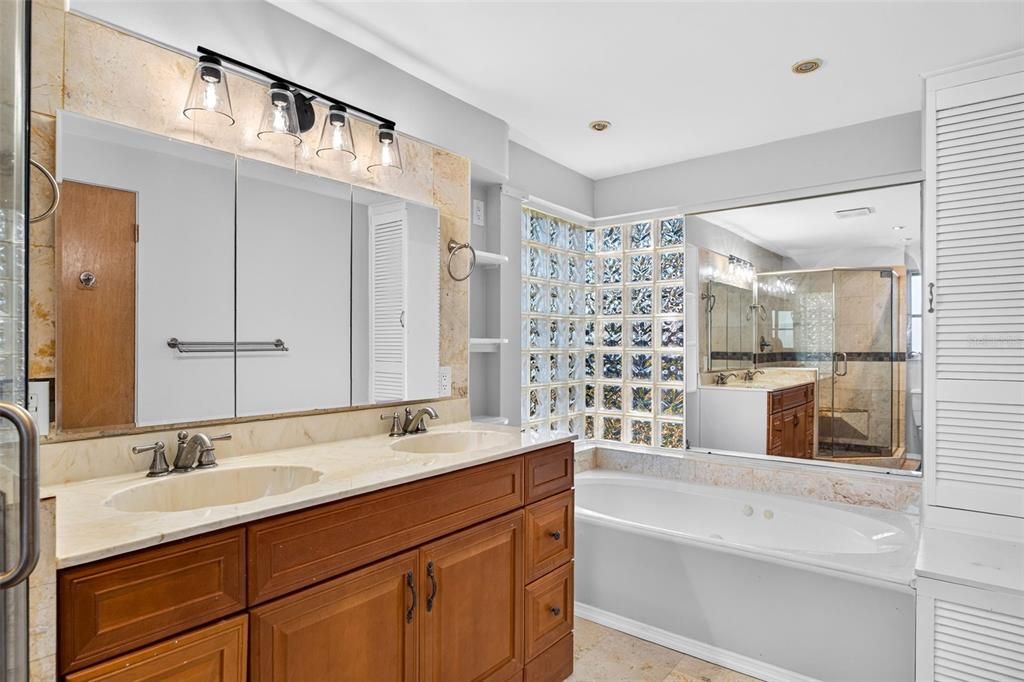 For Sale: $250,000 (2 beds, 2 baths, 1048 Square Feet)