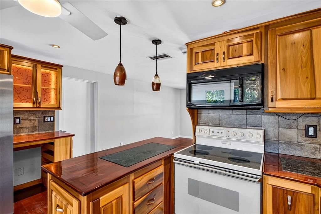For Sale: $250,000 (2 beds, 2 baths, 1048 Square Feet)