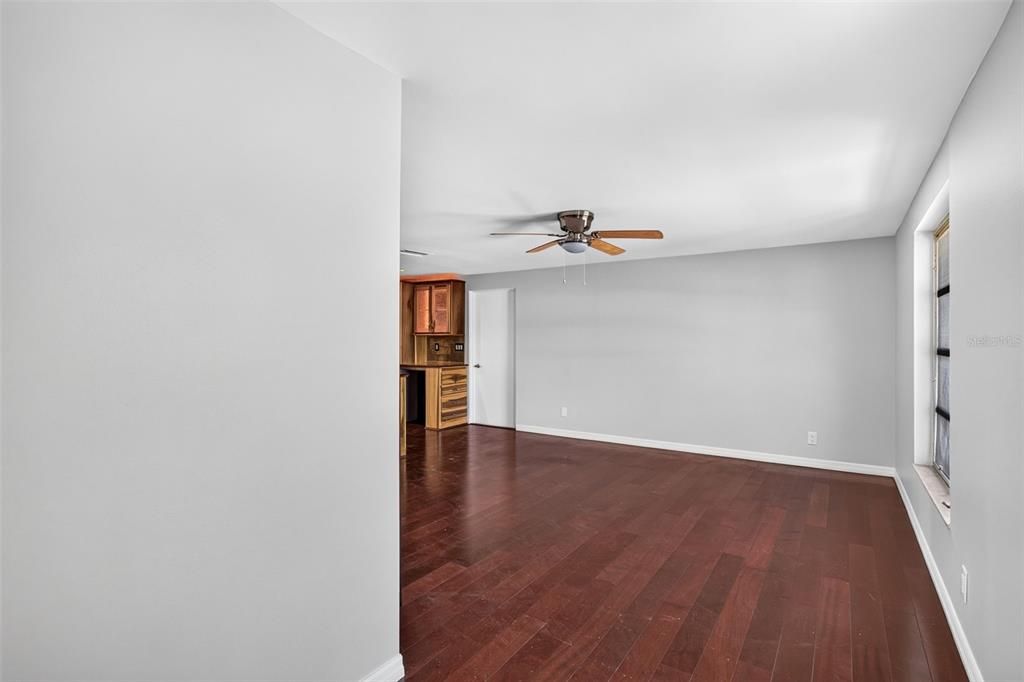 For Sale: $250,000 (2 beds, 2 baths, 1048 Square Feet)