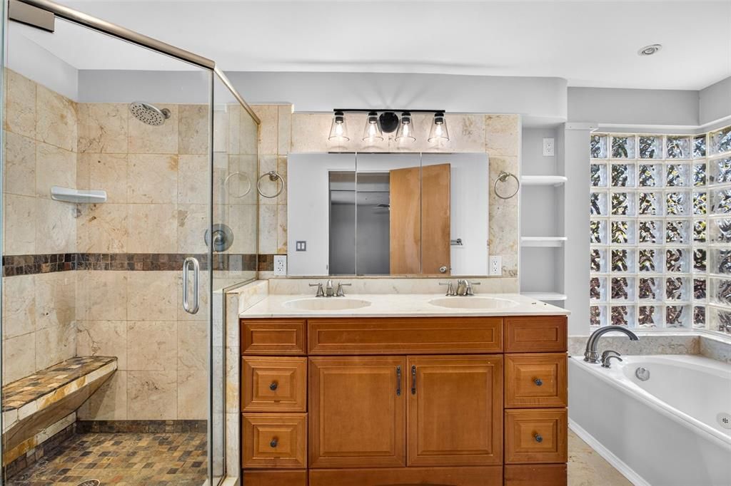 For Sale: $250,000 (2 beds, 2 baths, 1048 Square Feet)