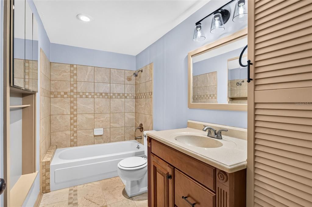 For Sale: $250,000 (2 beds, 2 baths, 1048 Square Feet)