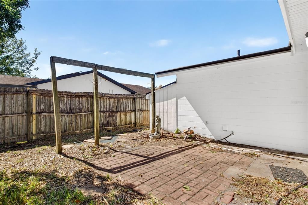 For Sale: $250,000 (2 beds, 2 baths, 1048 Square Feet)