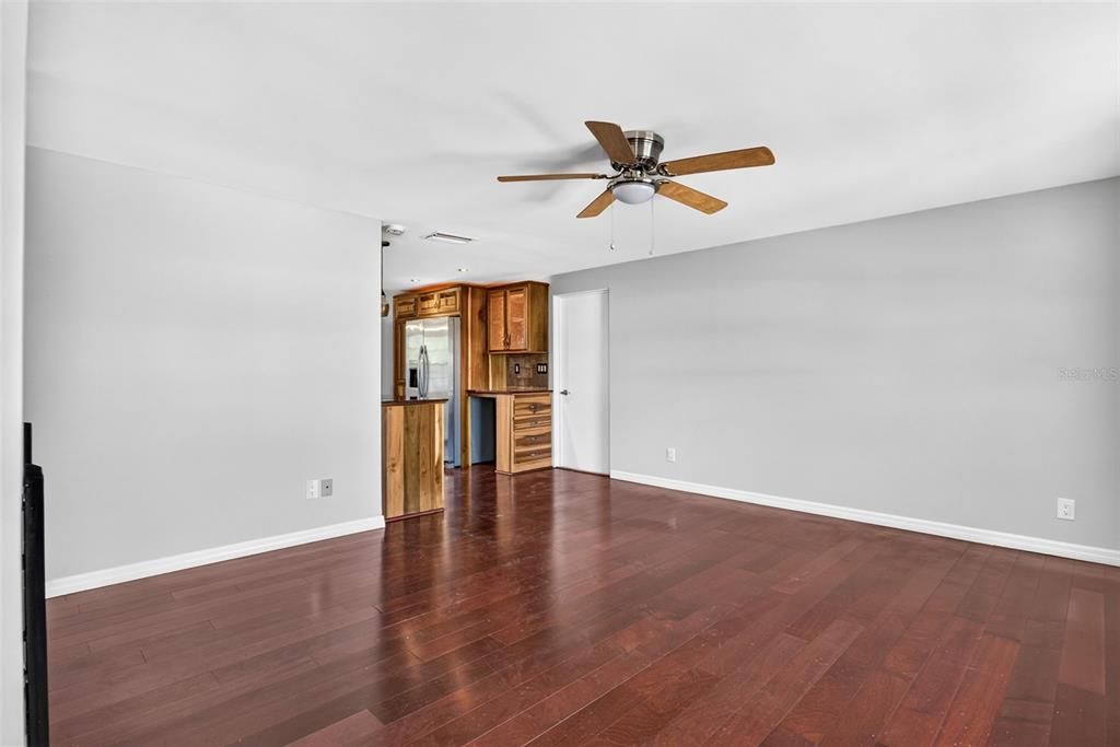 For Sale: $250,000 (2 beds, 2 baths, 1048 Square Feet)