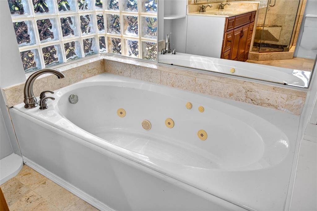 For Sale: $250,000 (2 beds, 2 baths, 1048 Square Feet)