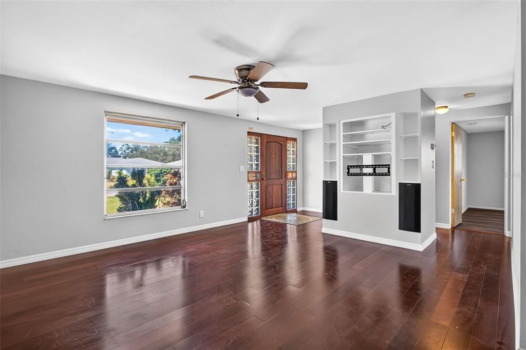 For Sale: $250,000 (2 beds, 2 baths, 1048 Square Feet)