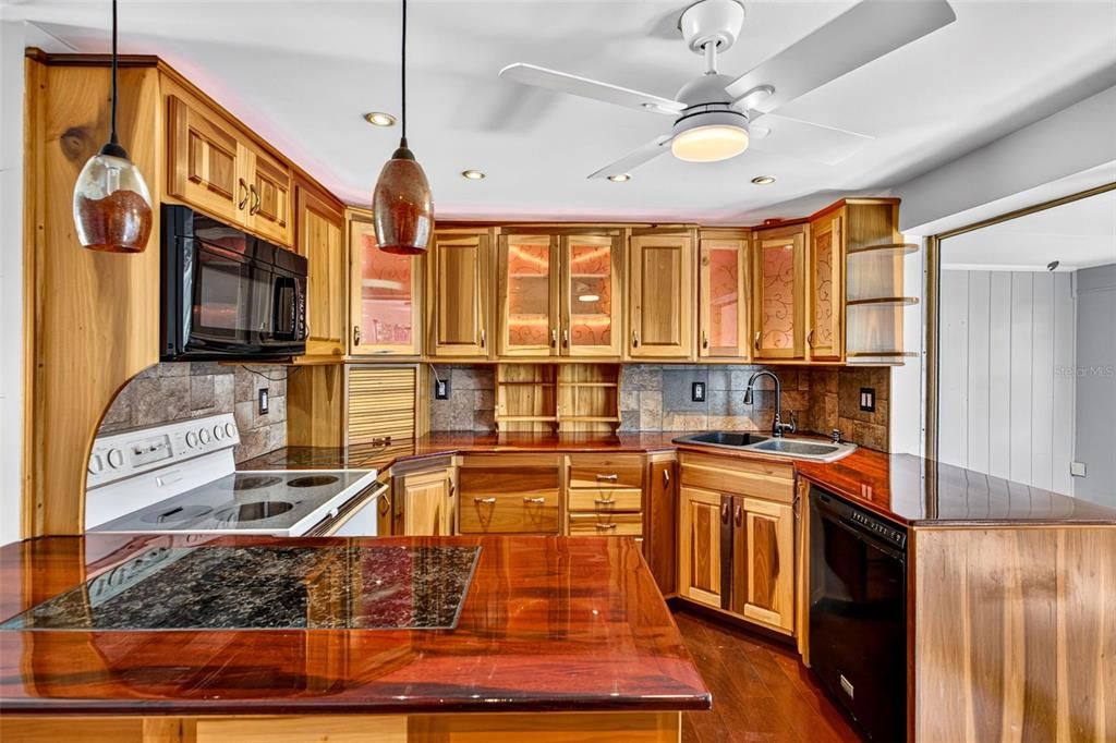 For Sale: $250,000 (2 beds, 2 baths, 1048 Square Feet)