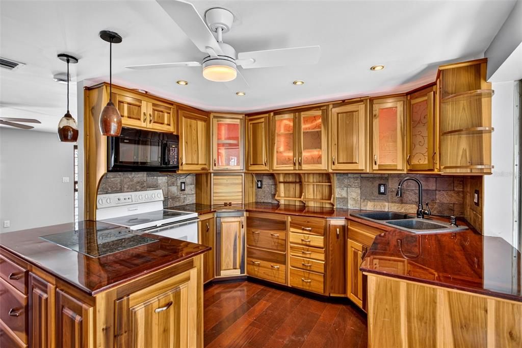 For Sale: $250,000 (2 beds, 2 baths, 1048 Square Feet)