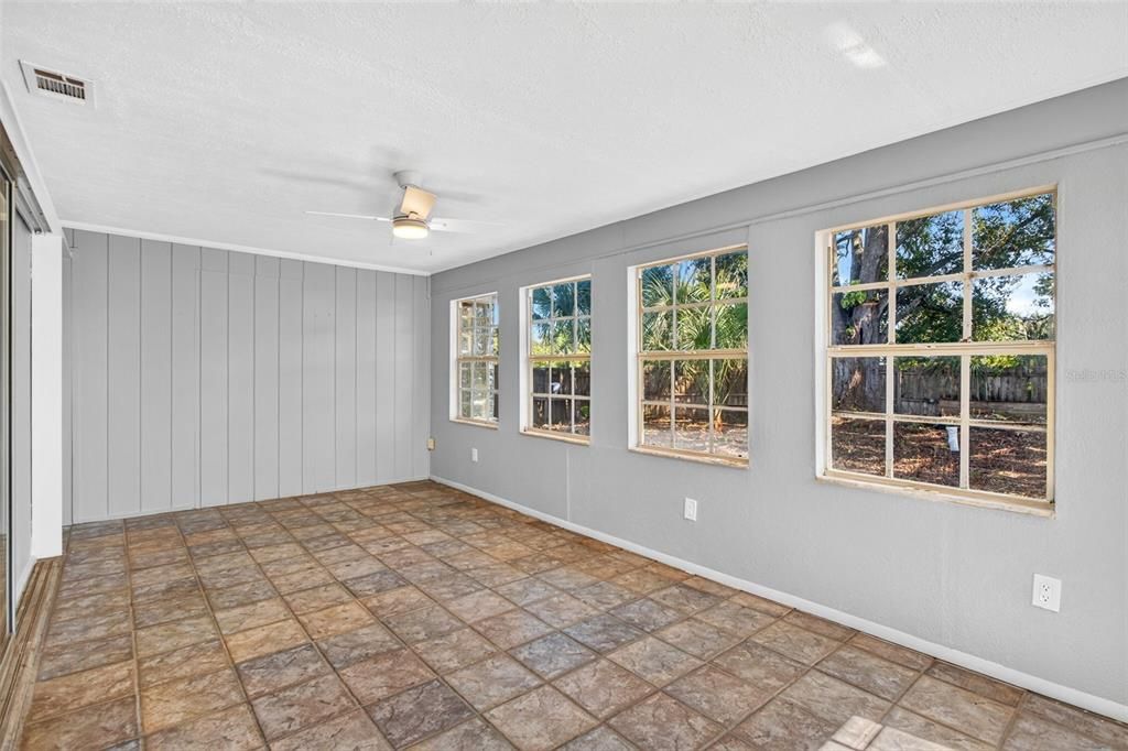 For Sale: $250,000 (2 beds, 2 baths, 1048 Square Feet)