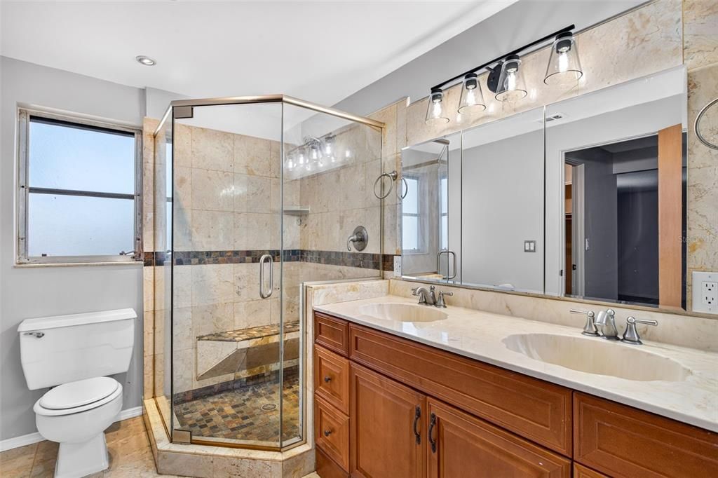 For Sale: $250,000 (2 beds, 2 baths, 1048 Square Feet)