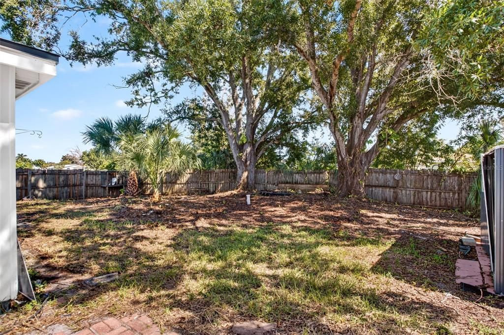 For Sale: $250,000 (2 beds, 2 baths, 1048 Square Feet)