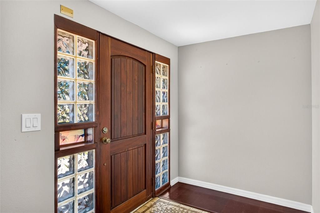 For Sale: $250,000 (2 beds, 2 baths, 1048 Square Feet)