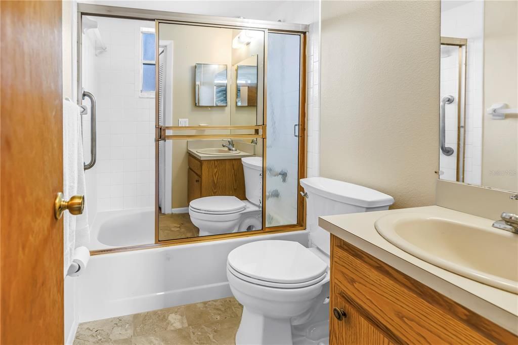 На продажу: $339,900 (2 спален, 1 ванн, 888 Квадратных фут)