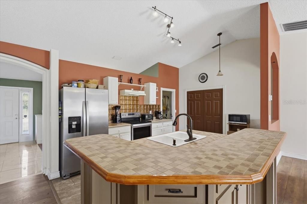 En Venta: $284,900 (3 camas, 2 baños, 2020 Pies cuadrados)