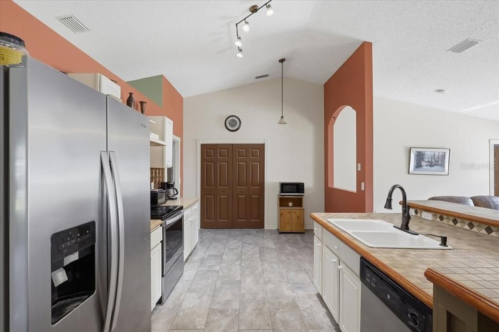 En Venta: $284,900 (3 camas, 2 baños, 2020 Pies cuadrados)