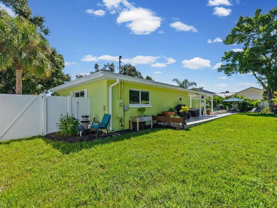 For Sale: $1,499,000 (3 beds, 2 baths, 2487 Square Feet)