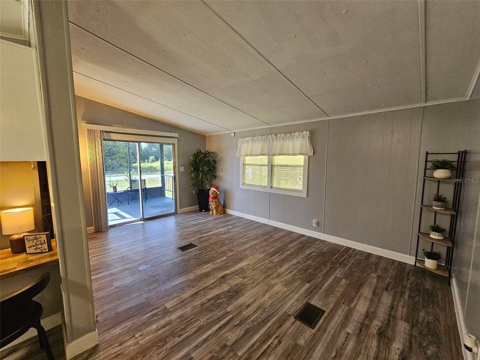 For Rent: $2,100 (3 beds, 2 baths, 960 Square Feet)