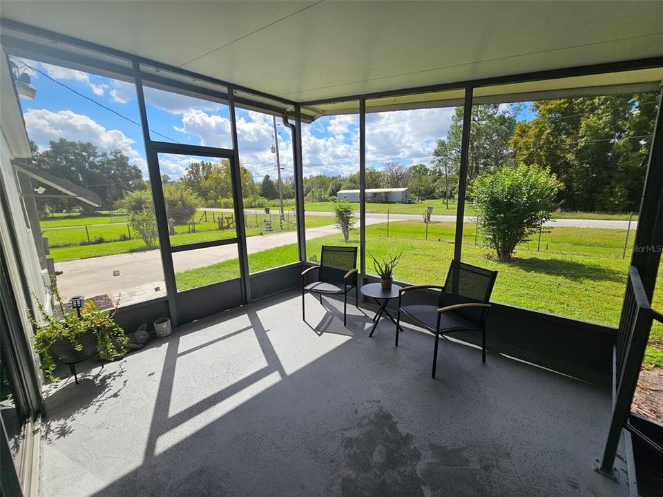 For Rent: $2,100 (3 beds, 2 baths, 960 Square Feet)