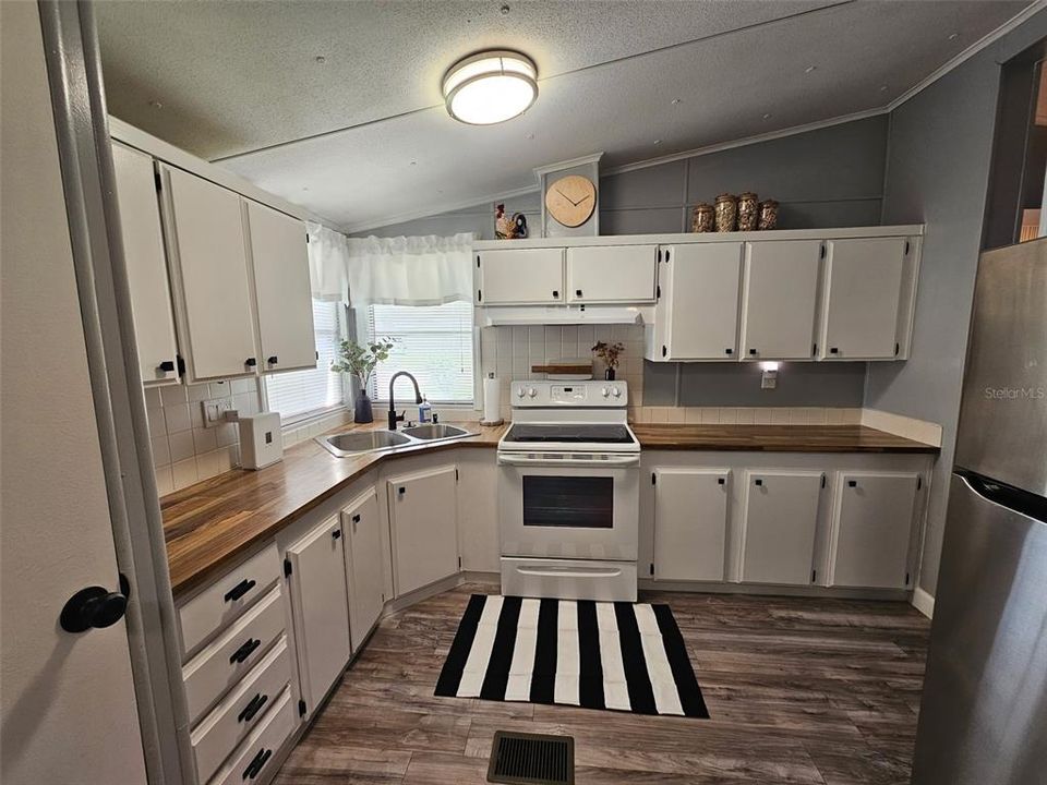 For Rent: $2,100 (3 beds, 2 baths, 960 Square Feet)
