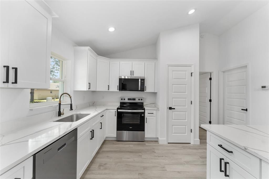 For Sale: $299,900 (3 beds, 2 baths, 1473 Square Feet)