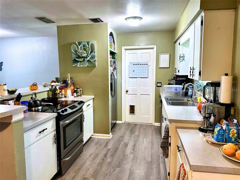 For Sale: $164,998 (2 beds, 1 baths, 1144 Square Feet)