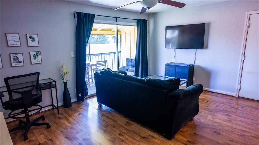 For Sale: $109,900 (1 beds, 1 baths, 633 Square Feet)
