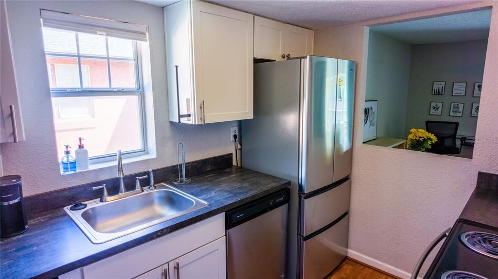 For Sale: $109,900 (1 beds, 1 baths, 633 Square Feet)