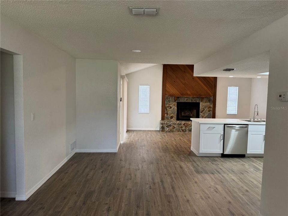 For Rent: $1,900 (2 beds, 2 baths, 1281 Square Feet)