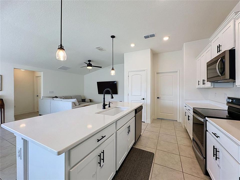En Venta: $365,999 (4 camas, 2 baños, 1627 Pies cuadrados)