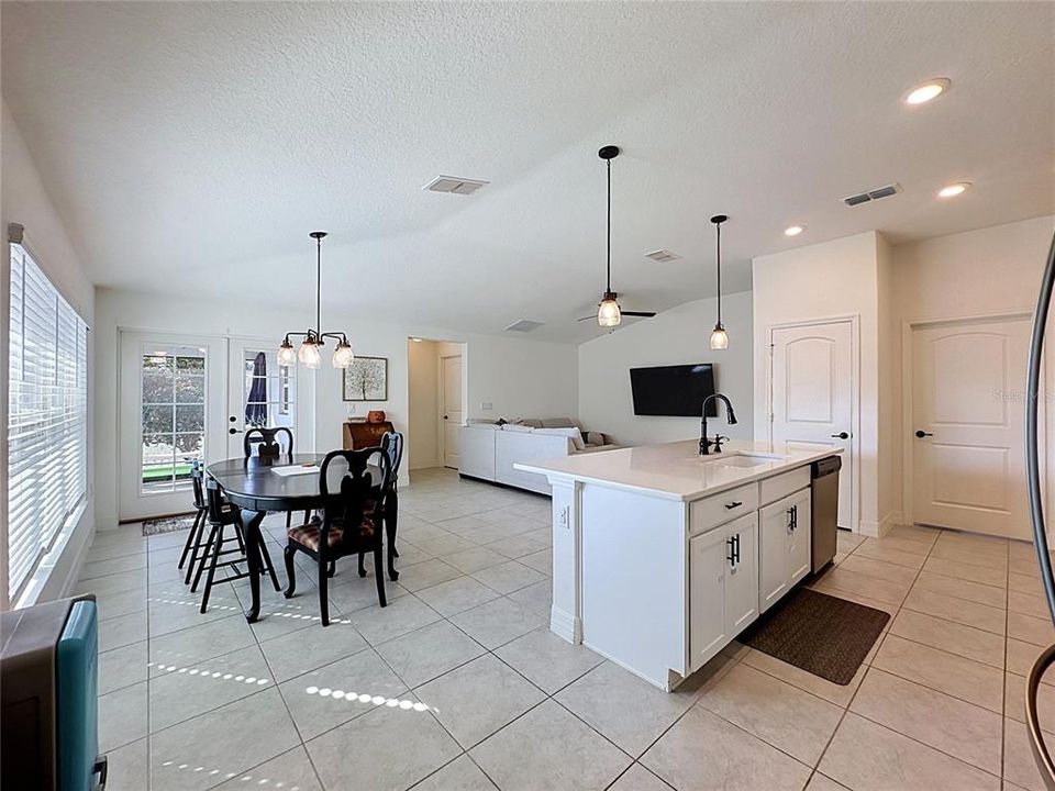 En Venta: $365,999 (4 camas, 2 baños, 1627 Pies cuadrados)