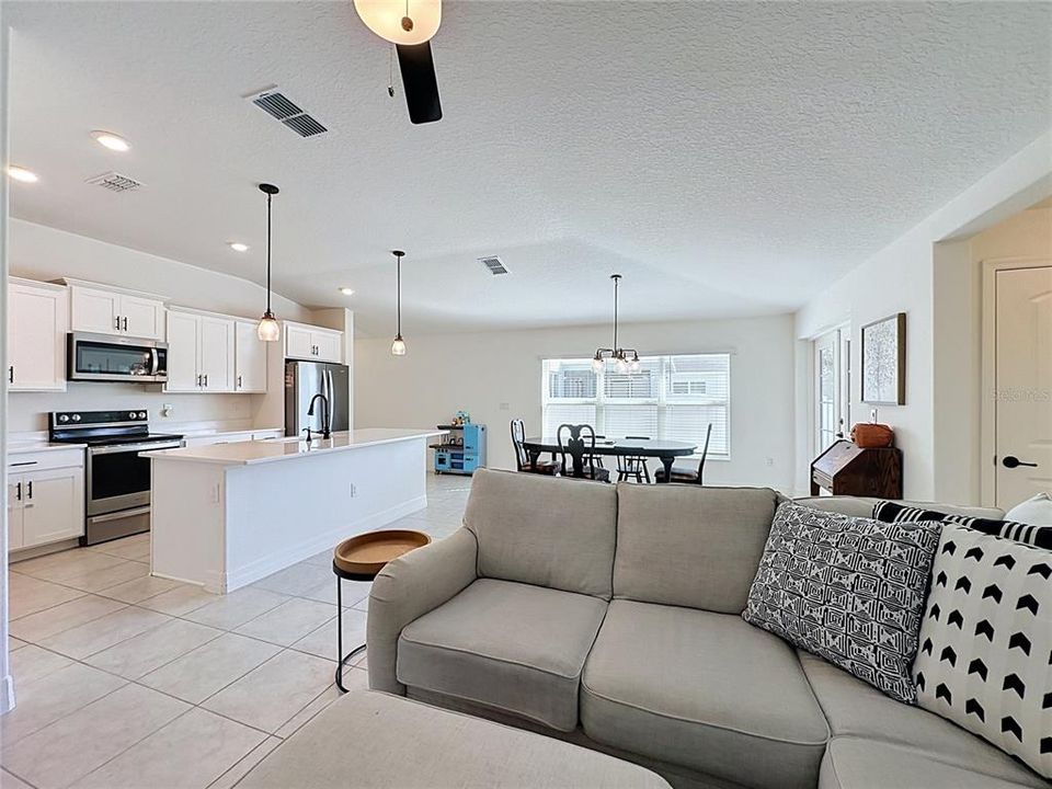 En Venta: $365,999 (4 camas, 2 baños, 1627 Pies cuadrados)